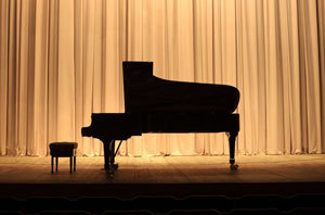 Piano on a stage, waiting for the performer