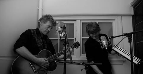 Neil Finn and Don McGlashan play Andy live at Roundhead