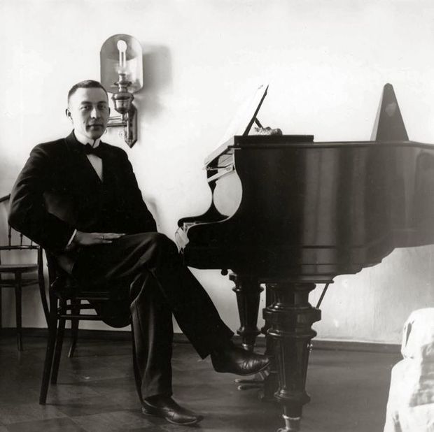 Sergei Rachmaninoff with a Bl thner piano Photo ca PD